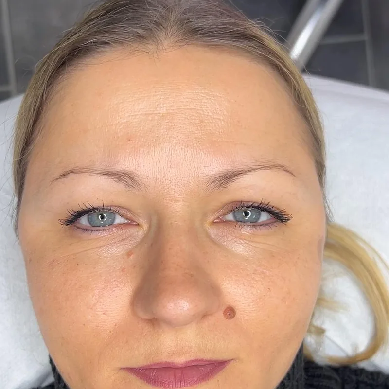 Vorher: helle, schmale Augenbrauen, die nach außen hin auslaufen
