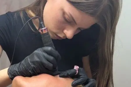 Während der Pigmentierung der Hairstroke Brows bei Julia